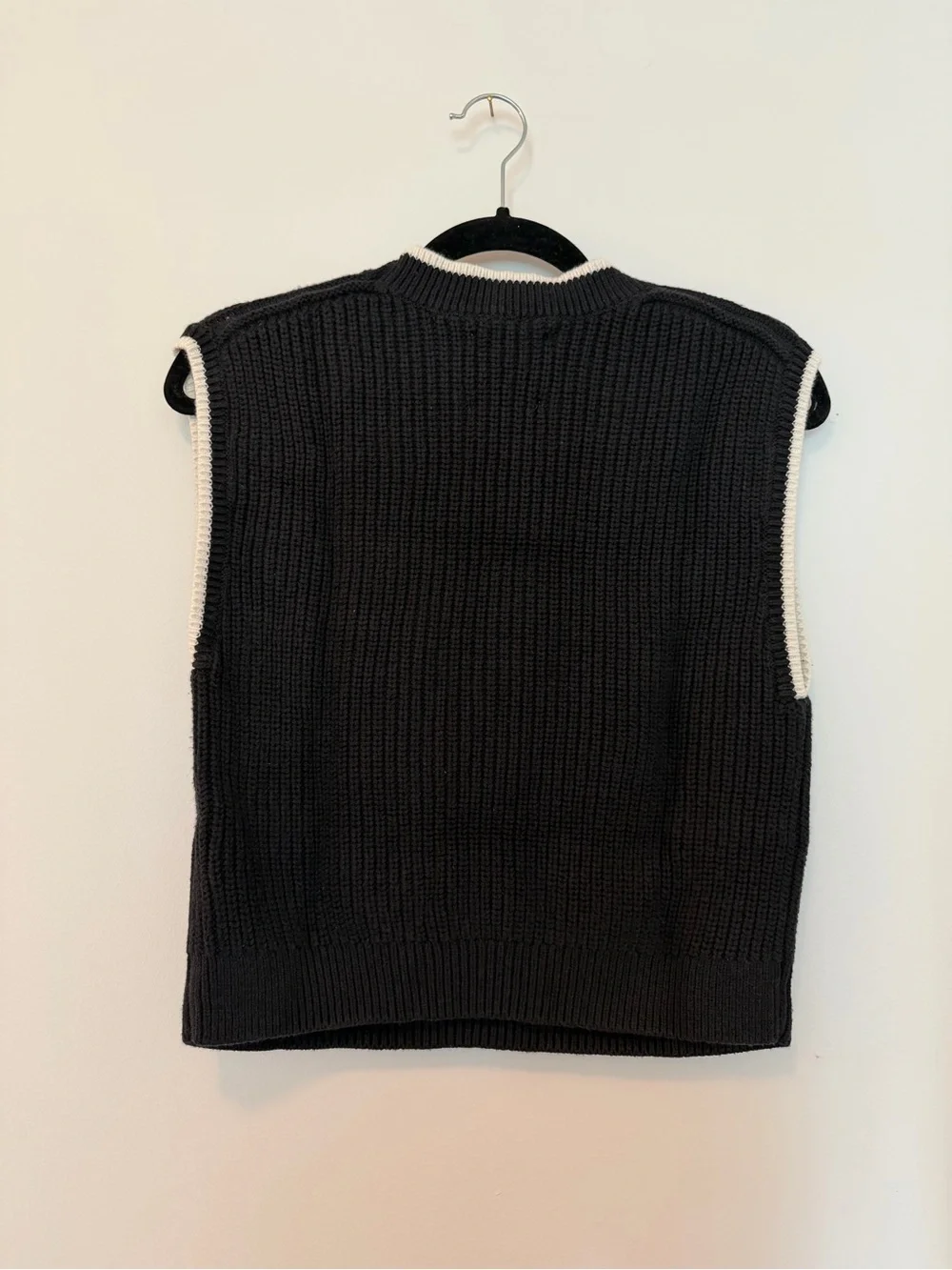 Abercrombie & Fitch Women’s Black Knit Sleeveless Sweater Vest - Picture 4 of 4